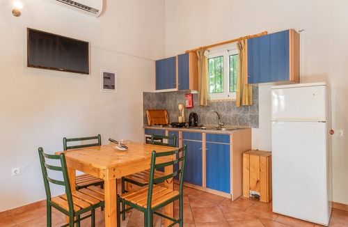 Paralio Astros Apartment | Apartment 'Maisonette with Private Patio 2' with Mountain View, Wi-Fi and Air Conditioning