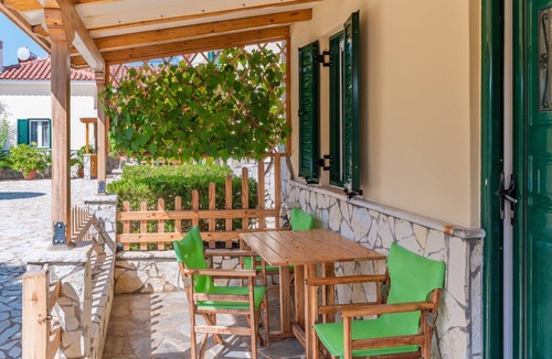 Paralio Astros Apartment | Apartment 'Maisonette with Private Patio 2' with Mountain View, Wi-Fi and Air Conditioning