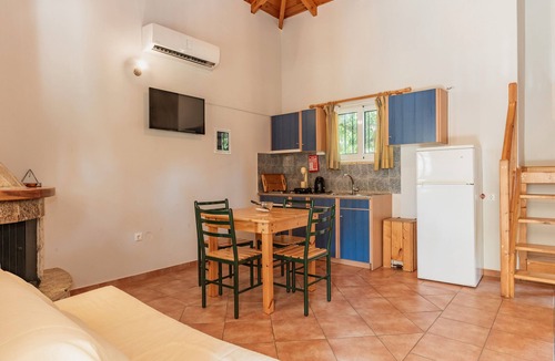 Astros Apartment | Apartment 'Maisonette with Private Patio 3' with Mountain View, Wi-Fi and Air Conditioning