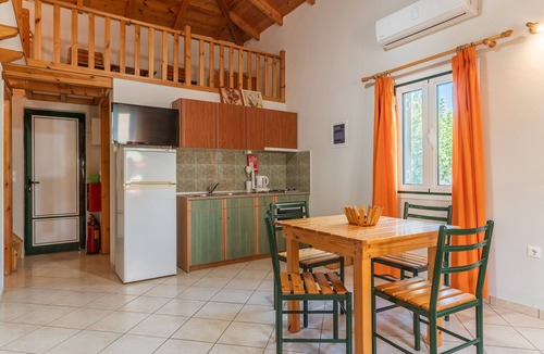 Paralio Astros Apartment | Apartment 'Maisonette with Private Patio 5' with Mountain View, Wi-Fi and Air Conditioning