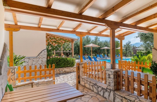 Paralio Astros Apartment | Apartment 'Maisonette with Private Patio 5' with Mountain View, Wi-Fi and Air Conditioning