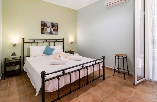Kavallos Apartment | Apartment 'Maistros' with Shared Pool, Wi-Fi and Air Conditioning