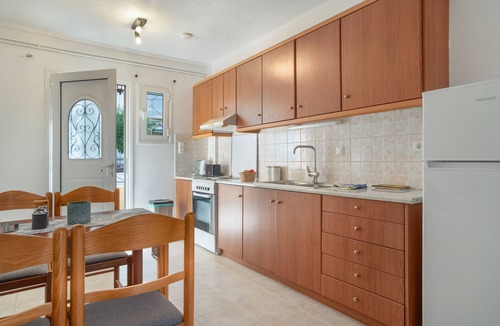 Poros Apartment | Apartment 'Two-Bedroom' with Shared Garden, Wi-Fi and Air Conditioning