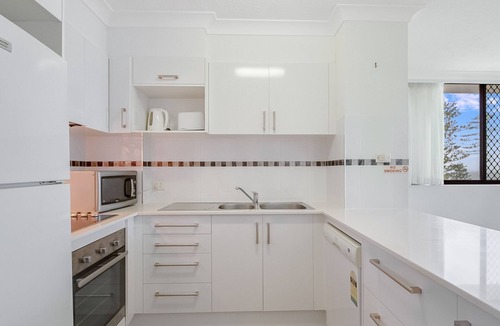 Coolangatta Apartment | Aries Unit 16 - Right on the beachfront and in the heart of Coolangatta ocean views