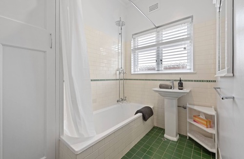 Clayfield Apartment | Art Deco in Ascot! ~ 2Bed/1Bath/1Car