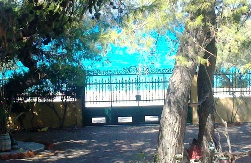 Psatha Apartment | Artistic Studio in beachfront property with large shared garden