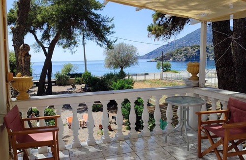 Psatha Apartment | Artistic Studio in beachfront property with large shared garden