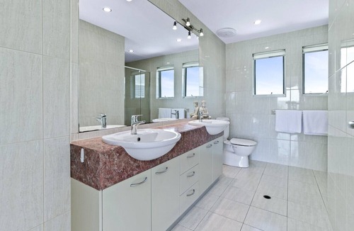 Castaways Beach House | Barefoot Beach Abode, Castaways Beach