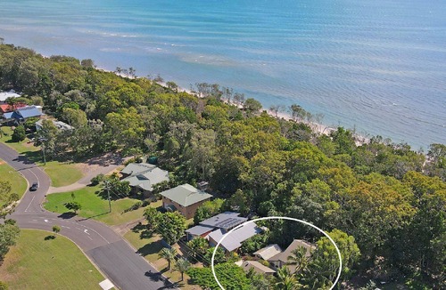 Toogoom House | Barefoot by the Beach - Beachfront - 3BR - Aircon