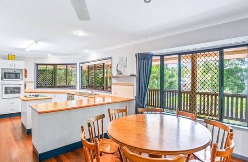 Rainbow Beach House | Barny's - Rainbow Beach. Fantastic beach house in the perfect spot. Pets Welcome. Wi-Fi. Pool