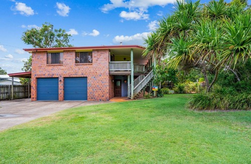 Rainbow Beach House | Barny's - Rainbow Beach. Fantastic beach house in the perfect spot. Pets Welcome. Wi-Fi. Pool
