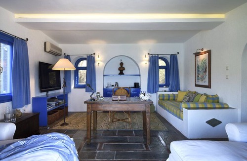 Pella Region Villa | Beach Front, Romantic Escape, Breathtaking Views, 'Pieds dans L'eau', & More