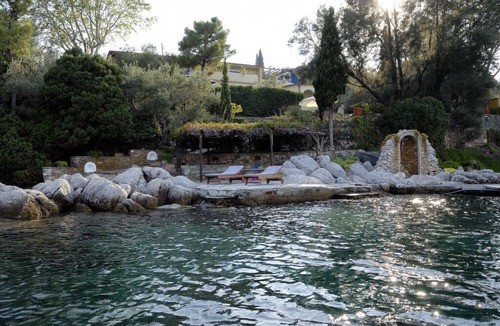 Pella Region Villa | Beach Front, Romantic Escape, Breathtaking Views, 'Pieds dans L'eau', & More