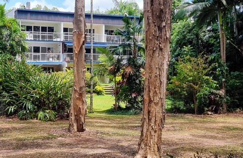 Yorkeys Knob Apartment | 'Beach Haven' at Yorkeys Knob. Beachfront Apartment for 4 guests.