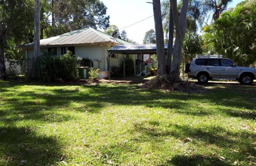 Brisbane Waterfront House | Beach Holiday Home on Coochiemudlo Island with large yard and unlimited WiFi