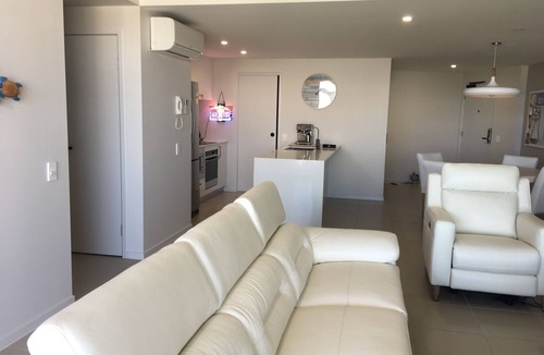 Buddina Apartment | BEACH Luxury Upmarket 2B 2B unit, OCEAN VIEWS! 250m to BUDDINA BEACH!