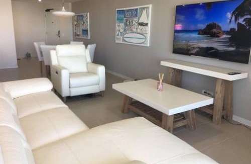 Buddina Apartment | BEACH Luxury Upmarket 2B 2B OCEAN VIEWS 250m to BUDDINA BEACH!