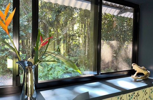 Thornton Beach House | beach over road, rainforest, cassowary, goanna , beach cafe, king bed , air con