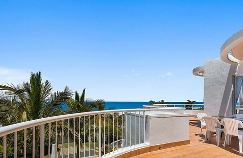 Sunrise Beach Apartment | Beach Side Penthouse with Ocean Views - 3/41 Tingira Crescent