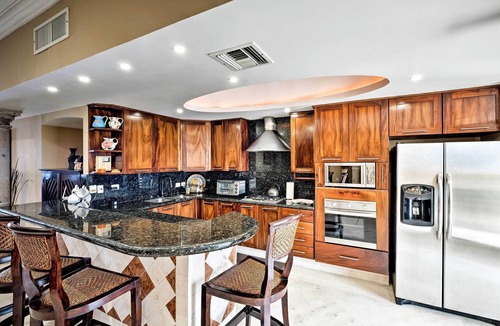 South Hotel Zone Condo | Beachfront Resort Condo w/Wraparound Balcony!