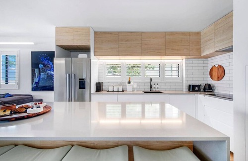 Surfers Paradise Apartment | Beachfront Retreat w/Ocean views and Beach Access