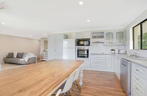 Buddina Apartment | Beachfront styled Apt w pool