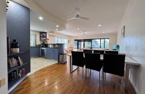 North Ward Apartment | Beachfront The Strand - Spacious Apt. 2/103 - Luxurious Beachfront Apartment on The Strand
