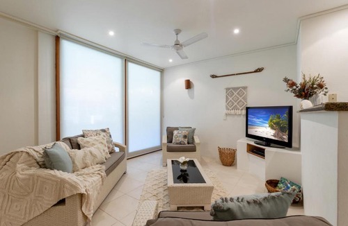 Port Douglas Villa | Beachfront Villa - Direct beach access