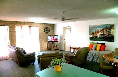 Mooloolaba Apartment | Beachside 2 - 3 Bedroom Budget Apartment only one block from Mooloolaba Beach!