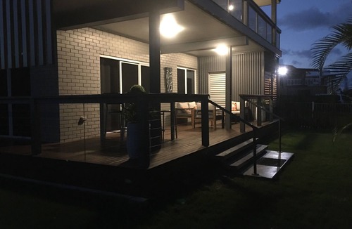 Point Vernon Apartment | Beautiful 2 bedroom fully self contained unit with sea views and breezes