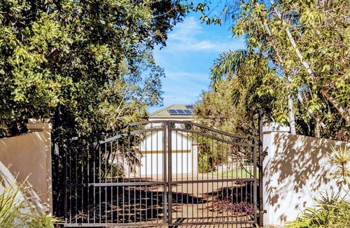 North Booval House | BEAUTIFUL 5 BEDROOM HOME WITH POOL, DUCTED AIR CONDITIONING, WIFI.LOTS OF ROOM