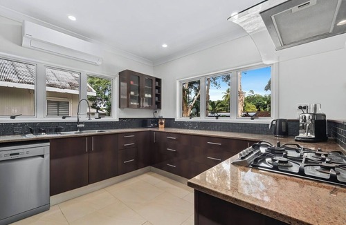 Clifton Beach Apartment | Beautiful Beachfront Holiday Home in Clifton Beach