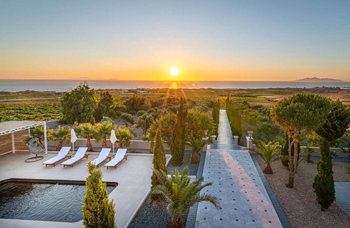 Kamari Villa | Beautiful Santorini | Villa Leon | 4 Bedrooms | Stunning Heated Jacuzzi &.
