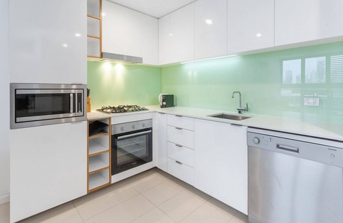 South Brisbane Apartment | Beautiful Unit with Gym and Pool near Museums