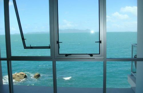 Nelly Bay Apartment | Best at Bright Point Absolute Waterfront Apartment