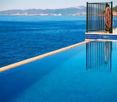 Nelly Bay Apartment | Best at Bright Point Absolute Waterfront Apartment
