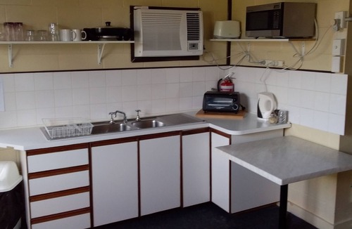Middlemount Apartment | Best in Middlemount! Spacious 2 Bed Studio Apartment w Restaurant.