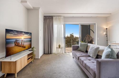 Birtinya Apartment | Birtinya 1-Bed with Canal Views and Pool