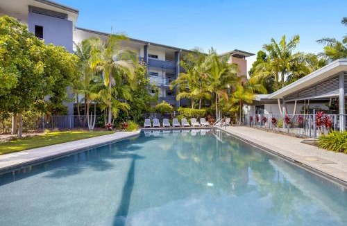 Birtinya Apartment | Birtinya 1-Bed with Canal Views and Pool