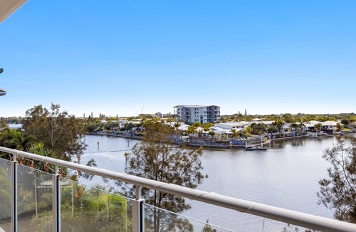 Birtinya Apartment | Birtinya 1-Bed with Canal Views and Pool