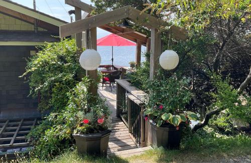 Sliammon House | Blitz Beach House Oceanside Suite