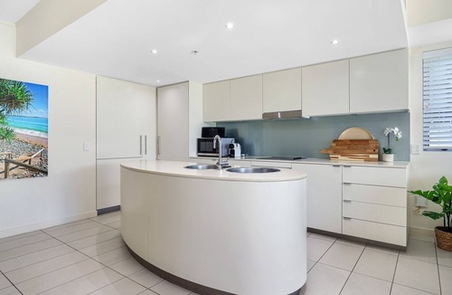 Coolangatta Apartment | Blue C 401 - Beachfront Coolangatta - Min. 3 night stays!