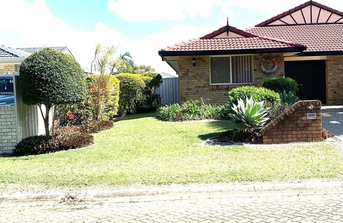 Banksia Beach House | BOATHOUND PACIFIC HARBOUR On The Canal and Pet Friendly