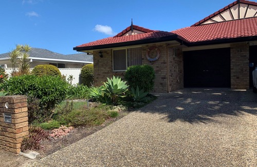 Banksia Beach House | BOATHOUND PACIFIC HARBOUR On The Canal and Pet Friendly