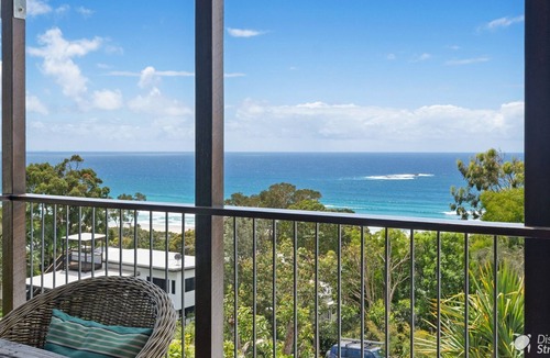 Point Lookout House | Bombora 5 Bedroom | Straddie's best Beach house | Pool and Wi-Fi :)