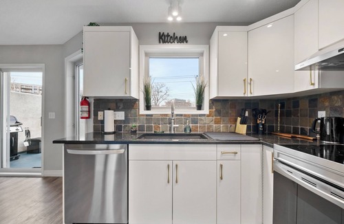 Sunnyside House | *Bow River Views* Spacious Downtown House (With Games Room)