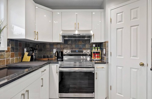 Sunnyside House | *Bow River Views* Spacious Downtown House (With Games Room)