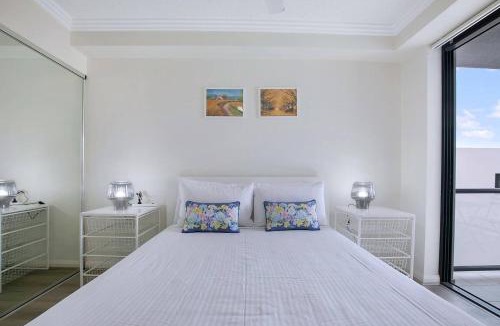 Southport Apartment | Breezy Beachside - Enjoy Outdoor Fun and Relaxation