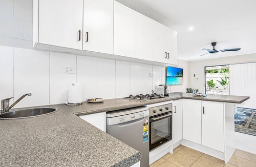 Holloways Beach House | Bright and Spacious Triplex Near Holloways Beach