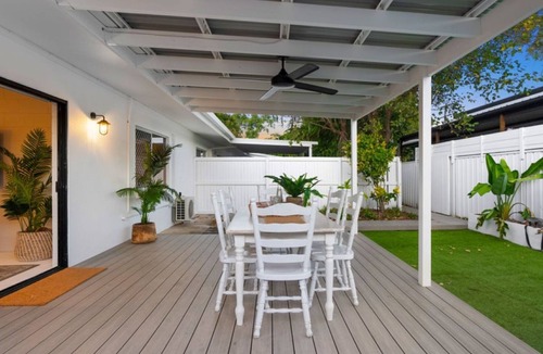 Holloways Beach House | Bright and Spacious Triplex Near Holloways Beach